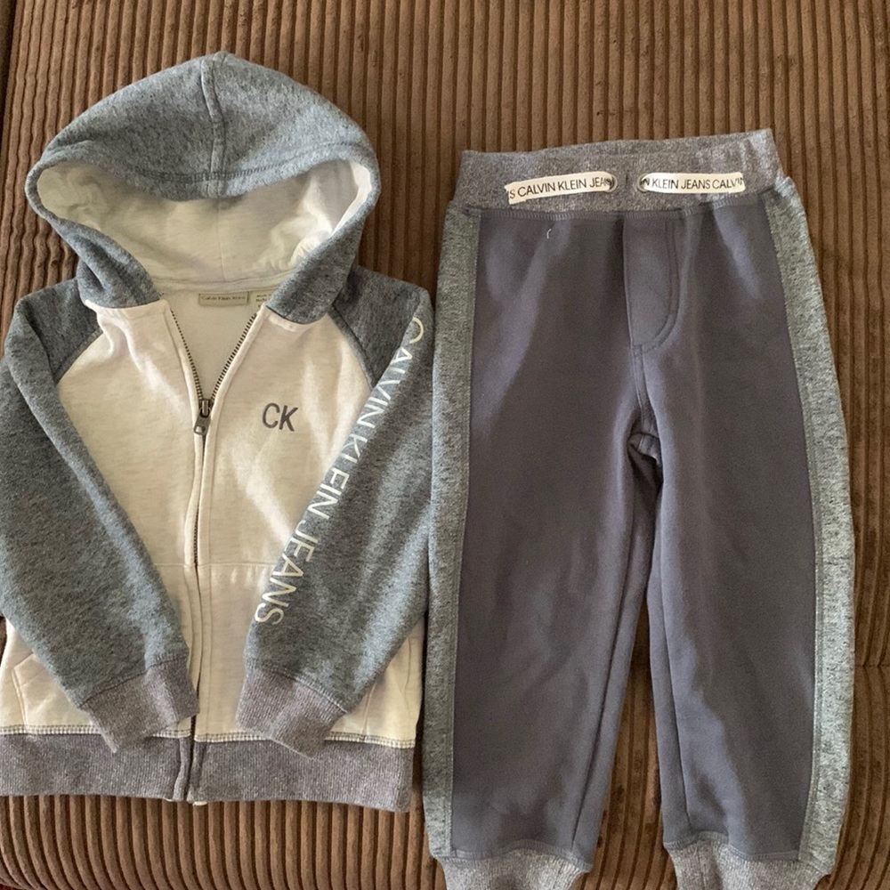 Calvin Klein sweat set (3T)